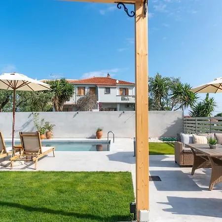 Estia اليكاناس